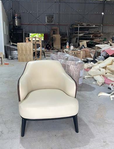 Ghế armchair bọc nỉ kem phối da nâu sang trọng
