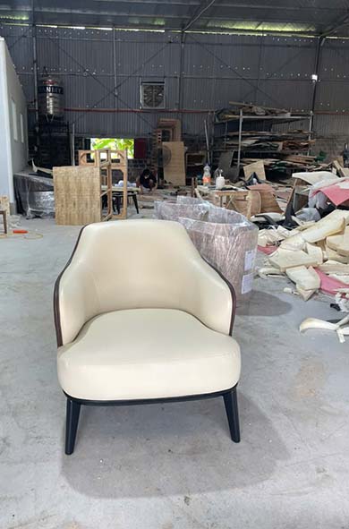 Ghế armchair bọc nỉ kem phối da nâu sang trọng